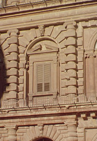 The Pitti
              Palace courtyard (detail)